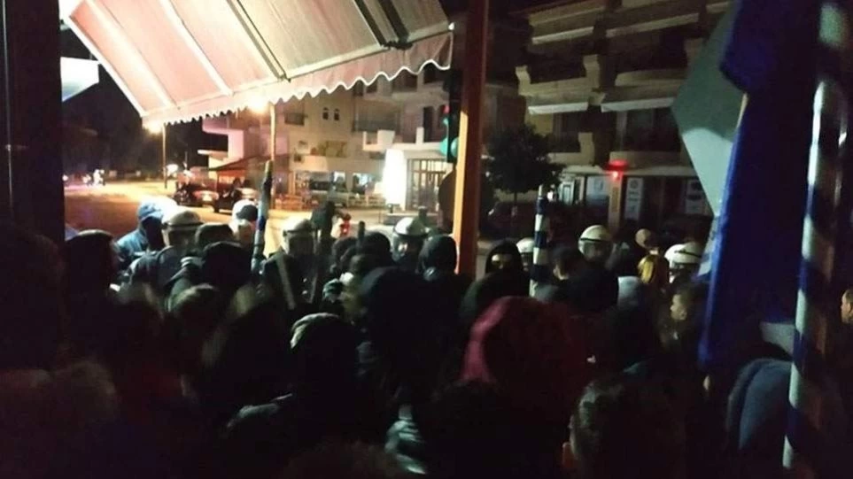 Εκατό άτομα διαδήλωσαν στην Κατερίνη κατά της Συμφωνίας των Πρεσπών